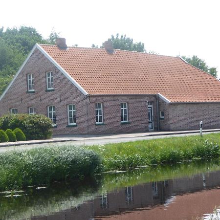 Ferienwohnung Gulf Im Gulfhof Am Kanal Grossefehn Exterior photo